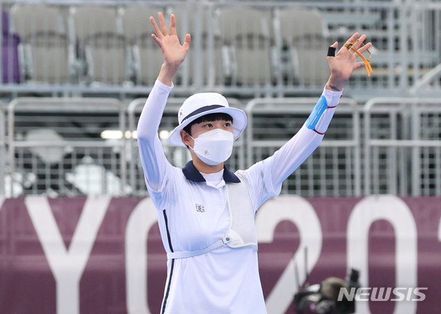 [도쿄(일본)=뉴시스] 최진석 기자 = 대한민국 양궁 대표팀 안산이 30일 일본 도쿄 유메노시마 양궁장에서 열린 2020 도쿄올림픽 양궁 여자 개인 결승 러시아올림픽위원회 옐레나 오시포바와의 경기에 출전해 인사하고 있다. 2021.07.30. myjs@newsis.com