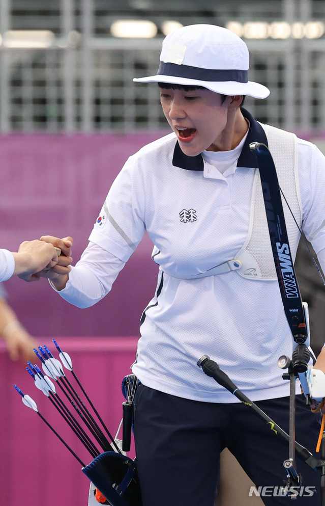 [도쿄(일본)=뉴시스] 최진석 기자 = 대한민국 양궁 대표팀 안산이 30일 일본 도쿄 유메노시마 양궁장에서 열린 2020 도쿄올림픽 양궁 여자 개인 결승 러시아올림픽위원회 옐레나 오시포바와의 경기에서 파이팅을 외치고 있다. 2021.07.30. myjs@newsis.com
