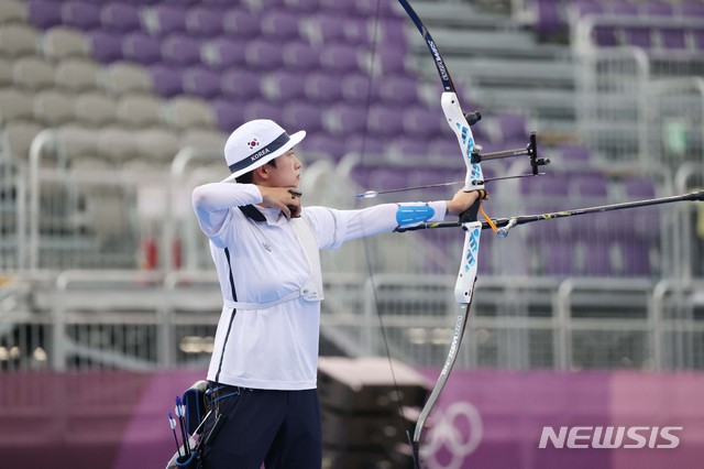 [도쿄(일본)=뉴시스] 최진석 기자 = 대한민국 양궁 대표팀 안산이 30일 일본 도쿄 유메노시마 양궁장에서 열린 2020 도쿄올림픽 양궁 여자 개인 결승 러시아올림픽위원회 옐레나 오시포바와의 경기에서 활시위를 당기고 있다. 2021.07.30. myjs@newsis.com