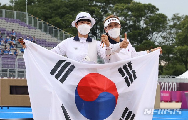 [도쿄(일본)=뉴시스] 최진석 기자 = 대한민국 양궁 대표팀 안산이 30일 일본 도쿄 유메노시마 양궁장에서 열린 2020 도쿄올림픽 양궁 여자 개인 결승 러시아올림픽위원회 옐레나 오시포바와의 경기에서 우승을 차지한 뒤 류수정 감독과 기념촬영을 하고 있다. 2021.07.30. myjs@newsis.com