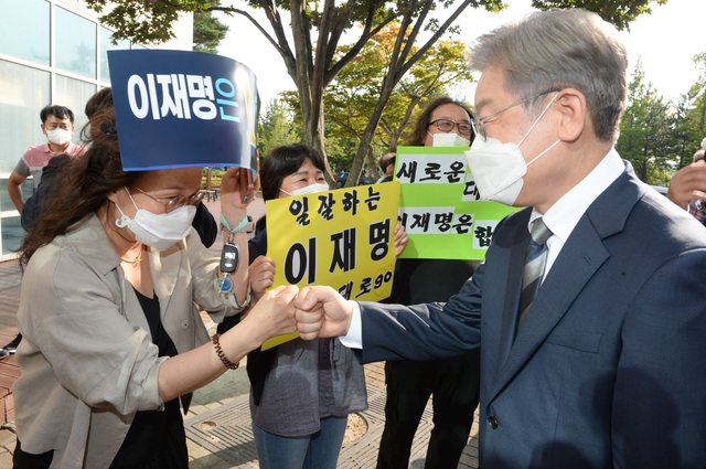 [울산=뉴시스] 배병수 기자 = 더불어민주당 대선주자인 이재명 경기도지사가 30일 오후 울산 북구 노동역사관 1987을 방문해 지지자들과 주먹인사를 나누고 있다. 2021.07.30. bbs@newsis.com