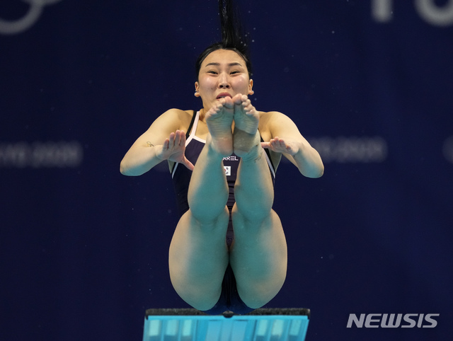 [도쿄=AP/뉴시스] 김수지가 30일 다이빙 여자 3m 스프링보드 예선에서 7위에 올라 준결승에 진출했다. 2021.07.30.