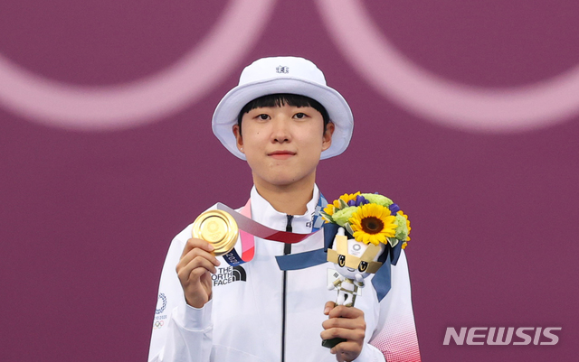 [도쿄(일본)=뉴시스] 최진석 기자 = 대한민국 양궁 대표팀 안산이 30일 일본 도쿄 유메노시마 양궁장에서 열린 2020 도쿄올림픽 양궁 여자 개인전에서 금메달을 차지한 후 열린 시상식에서 금메달을 들어보이고 있다. 2021.07.30. myjs@newsis.com 