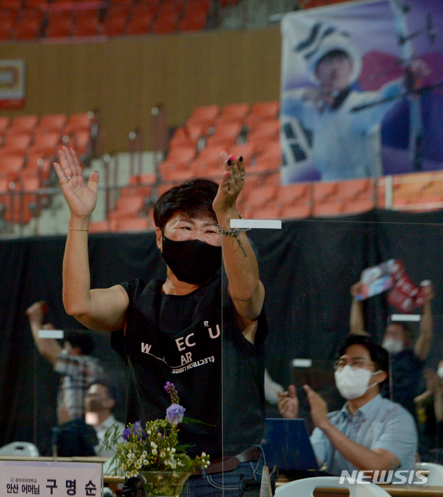[광주=뉴시스] 변재훈 기자 = '양궁 전사' 안산의 어머니 구명순씨가 30일 오후 광주 광산구 광주여자대학교 유니버시아드 체육관 응원현장에서 안산이 도쿄올림픽 양궁 여자 개인전 금메달을 확정하자 환호하고 있다. 광주여대에 재학 중인 안산은 이번 올림픽 양궁 혼성·여자 단체전 금메달에 이어 개인전에서 3관왕을 달성했다. 2021.07.30. wisdom21@newsis.com