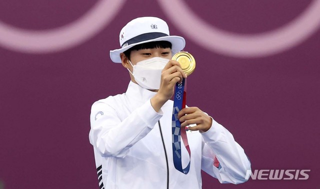 [도쿄(일본)=뉴시스] 최진석 기자 = 대한민국 양궁 대표팀 안산이 30일 일본 도쿄 유메노시마 양궁장에서 열린 2020 도쿄올림픽 양궁 여자 개인 결승에서 우승하며 금메달을 받고 있다. 2021.07.30. myjs@newsis.com
