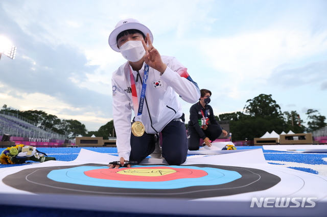 [도쿄(일본)=뉴시스] 최진석 기자 = 대한민국 양궁 대표팀 안산이 30일 일본 도쿄 유메노시마 양궁장에서 열린 2020 도쿄올림픽 양궁 여자 개인 결승 러시아올림픽위원회 옐레나 오시포바와의 경기에서 있다. 2021.07.30. myjs@newsis.com