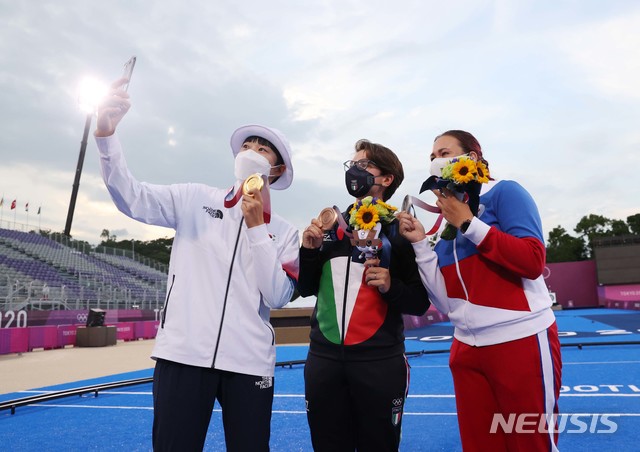 [도쿄(일본)=뉴시스] 최진석 기자 = 양궁 3관왕을 달성한 안산이 30일 일본 도쿄 유메노시마 양궁장에서 열린 2020 도쿄올림픽 양궁 여자 개인전 시상식에서 2위 러시아올림픽위원회 옐레나 오시포바(왼쪽, 은메달), 이탈리아 루실리아 보아리(동메달)와 함께 기념촬영을 하고 있다. 2021.07.30. myjs@newsis.com