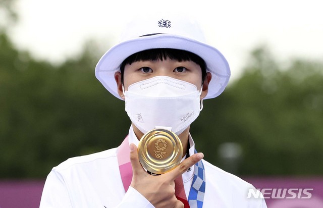 [도쿄(일본)=뉴시스] 최진석 기자 = 대한민국 양궁 대표팀 안산이 30일 일본 도쿄 유메노시마 양궁장에서 열린 2020 도쿄올림픽 양궁 여자 개인전 시상식에서 금메달을 들고 포즈를 취하고 있다. 2021.07.30. myjs@newsis.com