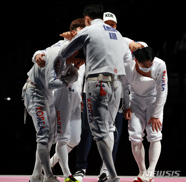 [지바(일본)=뉴시스] 이영환 기자 = 대한민국 남자 펜싱대표 선수들이 30일 오후 일본 지바 마쿠하리 메세 B홀에서 열린 남자 에페 단체 동메달 결정전 대한민국과 중국의 경기에서 동메달을 확정짓고 눈물을 흘리고 있다. 2021.07.30. 20hwan@newsis.com