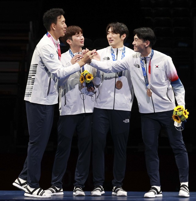 [지바(일본)=뉴시스] 이영환 기자 = 펜싱 남자 에페 단체 동메달을 따낸 대한민국 남자 펜싱대표팀 권영준, 마세건, 박상영, 송재호가 30일 오후 일본 지바 마쿠하리 메세에서 열린 남자 에페 단체 시상식에 참석해 동메달을 목에걸고 기뻐하고 있다. 2021.07.30. 20hwan@newsis.com