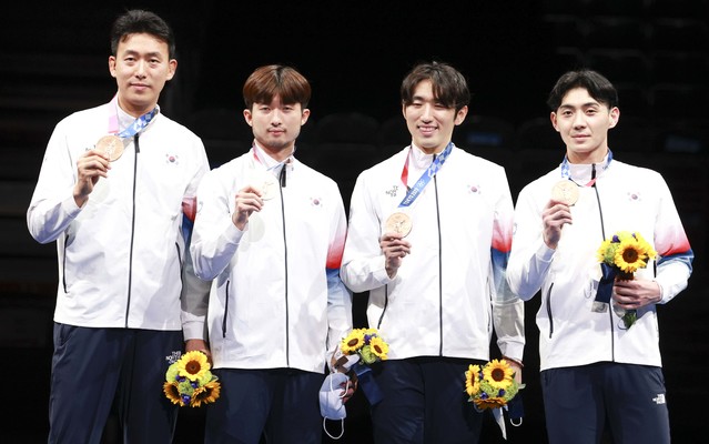 [지바(일본)=뉴시스] 이영환 기자 = 펜싱 남자 에페 단체 동메달을 따낸 대한민국 남자 펜싱대표팀 권영준, 마세건, 박상영, 송재호가 30일 오후 일본 지바 마쿠하리 메세에서 열린 남자 에페 단체 시상식에 참석해 동메달을 들고 포즈를 취하고 있다. 2021.07.30. 20hwan@newsis.com