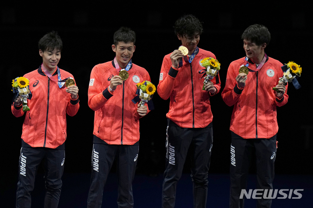 [지바=AP/뉴시스]일본 펜싱 에페 단체전 금메달. 2021.07.30.