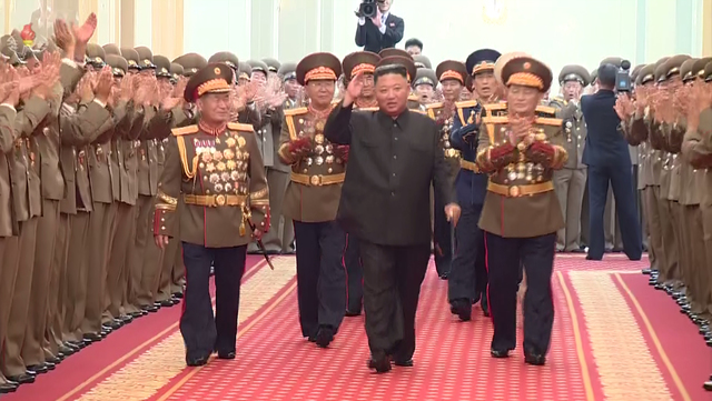 [서울=뉴시스] 북한 조선중앙TV는 김정은 조선노동당 총비서 겸 국무위원장이 지난 24~27일 평양 4.25 문화회관에서 제1차 군 지휘관·정치간부 강습회를 지도했다고 30일 보도했다. (사진=조선중앙TV 캡처) 2021.07.30. photo@newsis.com *재판매 및 DB 금지