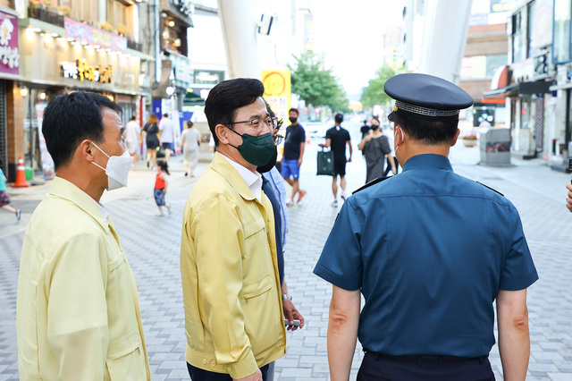 [대전=뉴시스] 조명휘 기자 = 허태정(가운데) 대전시장이 중구 으능정이 일원에서 사회적 거리두기 4단계 적용에 따른 방역수칙 준수 현장점검 활동을 펼치고 있다. (사진= 대전시 제공) 2021.07.31. photo@newsis.com *재판매 및 DB 금지