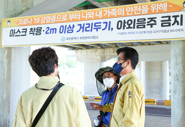 [대전=뉴시스]  허태정 대전시장이 중구 은행교 일원에서 거리두기 4단계 준수여부를 점검하고 있다. (사진= 뉴시스DB) *재판매 및 DB 금지