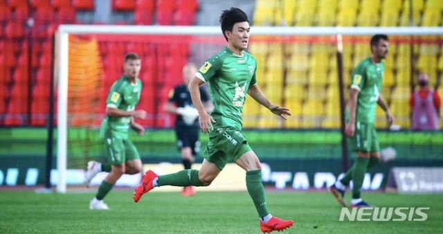 [서울=뉴시스] 루빈 카잔 황인범. (사진=루빈 카잔 구단 홈페이지 캡처) 2021.07.31. photo@newsis.com