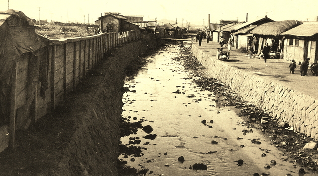 [광주=뉴시스] 배상현기자=1960년대 복개전 광주 동계천. (사진=광주역사민속박물관 제공) praxis@newsis.com *재판매 및 DB 금지