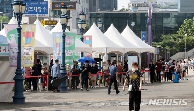 [서울=뉴시스] 고범준 기자 = 코로나19 신규 확진자가 1539명으로 집계, 25일째 네 자릿수를 기록한 31일 오전 서울 중구 서울역광장에 마련된 코로나19 중구임시선별검사소에서 시민들이 검사를 받기 위해 줄 서 있다. 2021.07.31. bjko@newsis.com