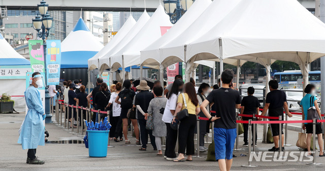 [서울=뉴시스] 고범준 기자 = 코로나19 신규 확진자가 1,539명으로 집계, 25일째 네 자릿수를 기록한 31일 오전 서울 중구 서울역광장에 마련된 코로나19 중구임시선별검사소에서 시민들이 검사를 받기 위해 줄 서 있다. 2021.07.31. bjko@newsis.com