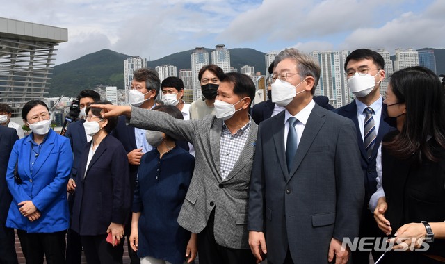 [부산=뉴시스] 하경민 기자 = 더불어민주당 대선 주자인 이재명 경기도지사가 31일 부산 동구 부산항국제여객터미널을 방문, 북항재개발사업 현장을 둘러보고 있다. 2021.07.31. yulnetphoto@newsis.com