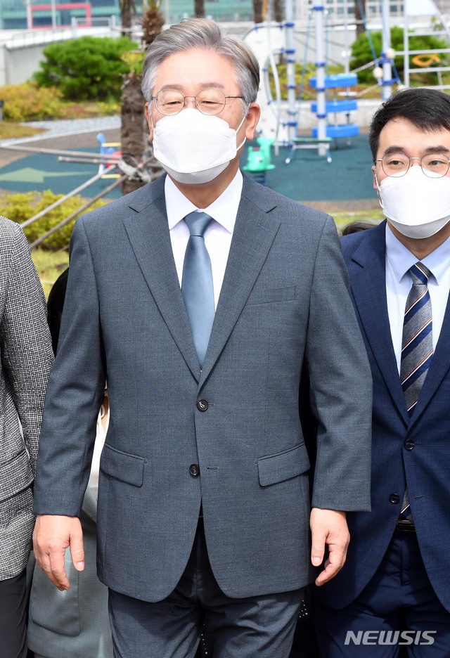 [부산=뉴시스] 하경민 기자 = 더불어민주당 대선 주자인 이재명 경기도지사가 31일 부산 동구 부산항국제여객터미널을 방문, 북항재개발사업 현장을 둘러보고 있다. 2021.07.31. yulnetphoto@newsis.com