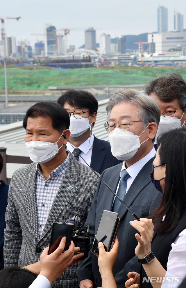 [부산=뉴시스] 하경민 기자 = 더불어민주당 대선 주자인 이재명 경기도지사가 31일 부산 동구 부산항국제여객터미널을 방문, 북항재개발사업 현장을 둘러보고 있다. 2021.07.31. yulnetphoto@newsis.com