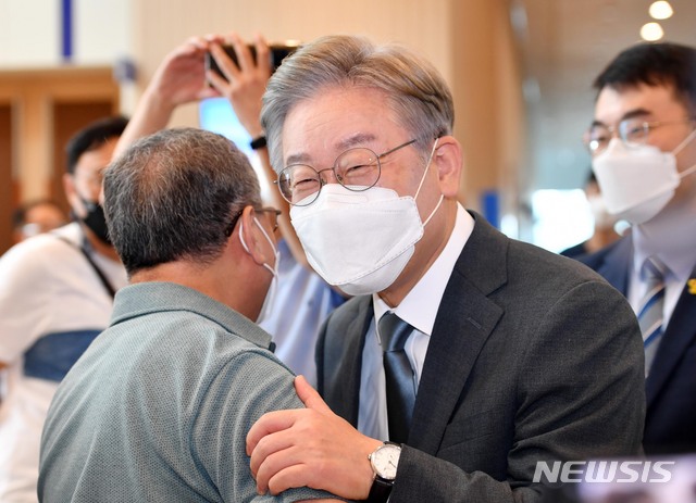 [부산=뉴시스] 하경민 기자 = 더불어민주당 대선 주자인 이재명 경기도지사가 31일 부산 동구 부산항국제여객터미널을 방문, 지지자들과 인사하고 있다. 2021.07.31. yulnetphoto@newsis.com