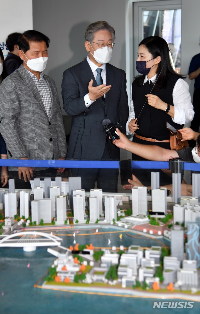 [부산=뉴시스] 하경민 기자 = 더불어민주당 대선 주자인 이재명 경기도지사가 31일 부산 동구 부산항국제여객터미널 내 북항재개발사업 홍보관을 방문, 사업에 대한 설명을 듣고 있다. 2021.07.31. yulnetphoto@newsis.com