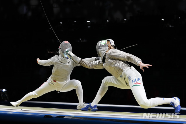 [지바=AP/뉴시스] 한국 펜싱 여자 사브르 대표팀의 김지연(사진 왼쪽)이 31일 일본 지바현 마쿠하리 메세 B홀에서 열린 2020 도쿄올림픽 펜싱 여자 사브르 단체전 8강전에서 헝가리의 안나 마튼을 상대하고 있다. 2021.07.31