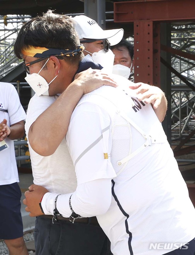 [도쿄(일본)=뉴시스] 최진석 기자 = 정의선 대한양궁협회장이 31일 일본 도쿄 유메노시마 공원 양궁장에서 열린 도쿄올림픽 남자 양궁 개인전 8강에서 대만의 탕치천에게 패하며 아쉬워하는 김우진을 위로하고 있다. 2021.07.31. myjs@newsis.com