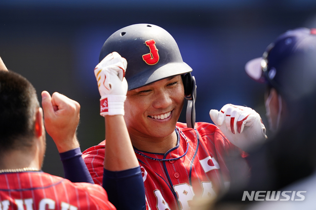 [요코하마=AP/뉴시스] 일본 야구대표팀 하야토 사카모토가 31일 멕스코와 조별리그 2차전에서 홈런을 친 뒤 축하받고 있다. 2021.07.31.