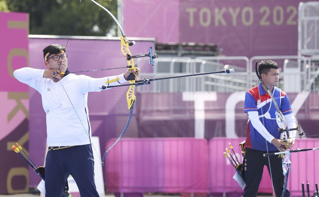 [도쿄(일본)=뉴시스] 최진석 기자 = 김우진이 31일 일본 도쿄 유메노시마 공원 양궁장에서 열린 도쿄올림픽 남자 양궁 개인 8강전에서 대만의 탕치천과 대결을 벌이고 있다. 2021.07.31. myjs@newsis.com