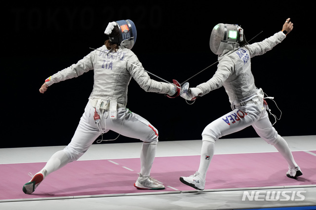 [지바(일본)=AP/뉴시스]한국 펜싱 여자 사브르 대표팀 김지연이 31일 일본 지바의 마쿠하리 메세에서 열린 2020 도쿄올림픽 펜싱 여자 사브르 단체전 동메달 결정전에서 이탈리아를 상대로 경기하고 있다. 2021.07.31. 