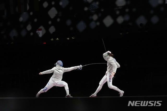[지바(일본)=AP/뉴시스]한국 펜싱 여자 사브르 대표팀 서지연이&nbsp; 31일 일본 지바의 마쿠하리 메세에서 열린 2020 도쿄올림픽 펜싱 여자 사브르 단체전 동메달 결정전에서 이탈리아를 상대로 경기하고 있다. 2021.07.31. 