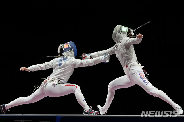 [지바=AP/뉴시스] 한국 펜싱 여자 사브르 대표팀의 최수연(사진 오른쪽)이 31일 일본 지바현 마쿠하리 메세 B홀에서 열린 2020 도쿄올림픽 펜싱 여자 사브르 단체전 동메달 결정전에서 이탈리아 미켈라 바티스톤을 상대하고 있다. 2021.07.31