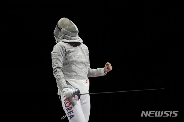 [지바(일본)=AP/뉴시스]한국 펜싱 여자 사브르 대표팀 서지연이&nbsp; 31일 일본 지바의 마쿠하리 메세에서 열린 2020 도쿄올림픽 펜싱 여자 사브르 단체전 동메달 결정전에서 이탈리아를 상대로 경기하고 있다. 2021.07.31. 