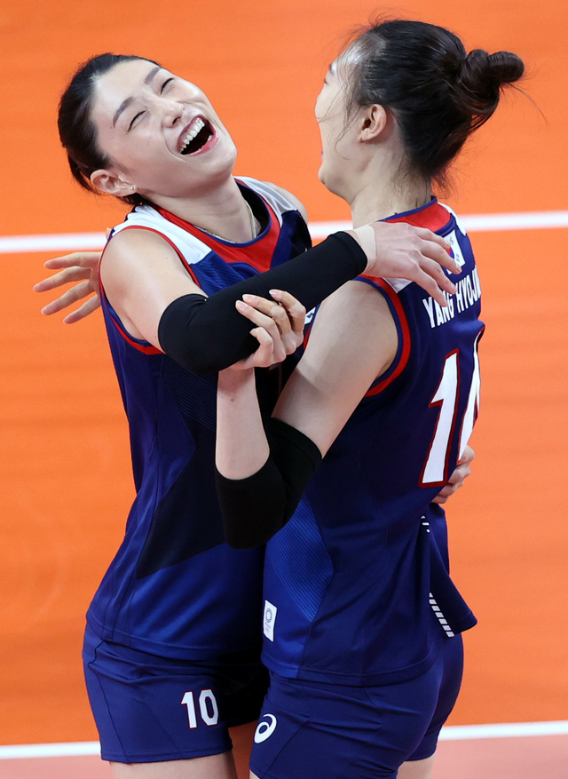 [도쿄(일본)=뉴시스] 최진석 기자 = 31일 오후 도쿄 아레나에서 열린 2020 도쿄올림픽 여자배구 예선 A조 대한민국과 일본의 경기, 대한민국 김연경이 양효진이 블로킹에 성공하며 득점을 올리자 기뻐하고 있다. 2021.07.31. myjs@newsis.com