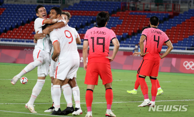 [요코하마(일본)=뉴시스] 이영환 기자 = 31일 오후(현지시간) 일본 요코하마 국제종합경기장에서 열린 2020 도쿄올림픽 남자축구 8강전 대한민국과 멕시코의 경기 전반전, 멕시코 마틴에게 선취골을 내준 대한민국 선수들이 아쉬워 하고 있다. 2021.07.31. 20hwan@newsis.com 