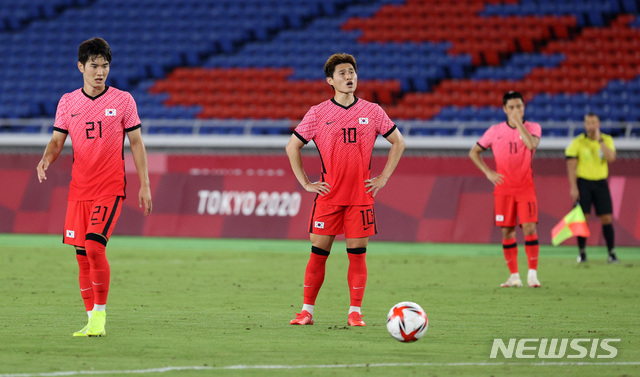 [요코하마(일본)=뉴시스] 이영환 기자 = 31일 오후(현지시간) 일본 요코하마 국제종합경기장에서 열린 2020 도쿄올림픽 남자축구 8강전 대한민국과 멕시코의 경기 전반전, 멕시코 로모에게 골을 허용하자 이동경이 아쉬워 하고 있다. 2021.07.31. 20hwan@newsis.com