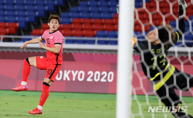 [요코하마(일본)=뉴시스] 이영환 기자 = 31일 오후(현지시간) 일본 요코하마 국제종합경기장에서 열린 2020 도쿄올림픽 남자축구 8강전 대한민국과 멕시코의 경기후반전, 이동경이 골을 넣고 있다. 2021.07.31. 20hwan@newsis.com