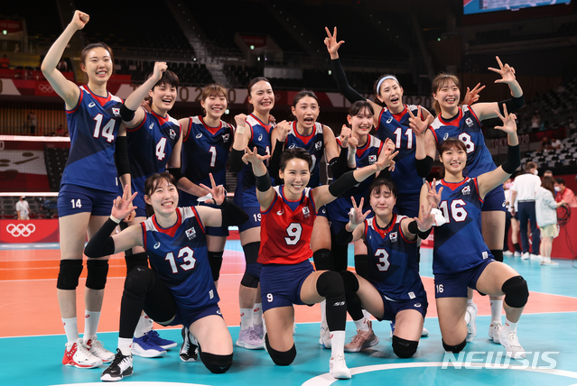 [도쿄(일본)=뉴시스] 최진석 기자 = 대한민국 배구 여자대표팀 선수들이 31일 오후 도쿄 아레나에서 열린 2020 도쿄올림픽 여자배구 예선 A조 대한민국과 일본의 경기에서 승리를 거두며 8강행을 확정지은 뒤 기뻐하고 있다. 2021.07.31. myjs@newsis.com