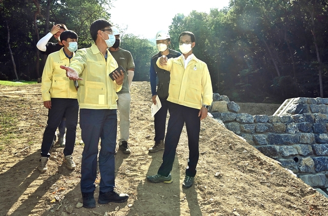 [음성=뉴시스]강신욱 기자 = 조병옥(오른쪽) 충북 음성군수가 지난해 수해를 겪은 삼성면 대야지구 산사태 복구현장을 방문해 사업추진 현황을 점검하고 있다. (사진=음성군 제공) 2021.08.01. photo@newsis.com *재판매 및 DB 금지