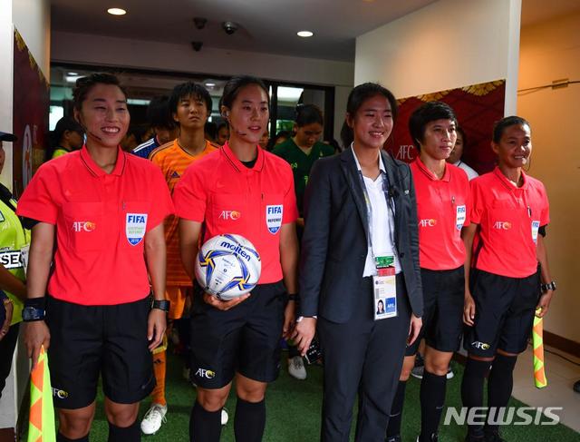 [도쿄=뉴시스]도쿄올림픽 양궁장 미디어 매니저 김지수(가운데)씨. 과거 아시아축구연맹(AFC) 근무 시절의 모습. (사진 = 본인 제공)