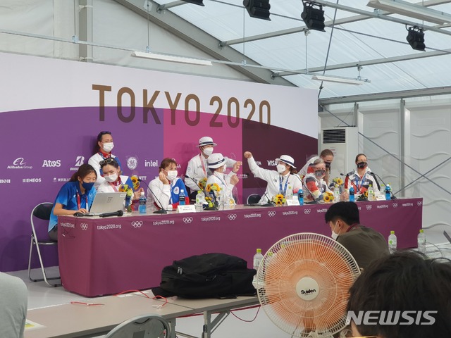 [도쿄=뉴시스]도쿄올림픽 양궁장 미디어 매니저 김지수(제일 왼쪽)씨. (사진 = 본인 제공)