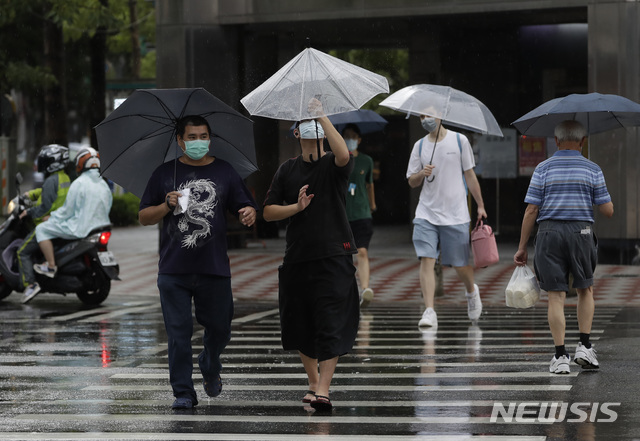 [타이베이=AP/뉴시스] 코로나19가 기승을 부리는 대만 수도 타이베이에서 지난달 31일 감염 예방을 위해 마스크를 착용한 시민들이 횡단보도를 건너고 있다. 2021.08.02