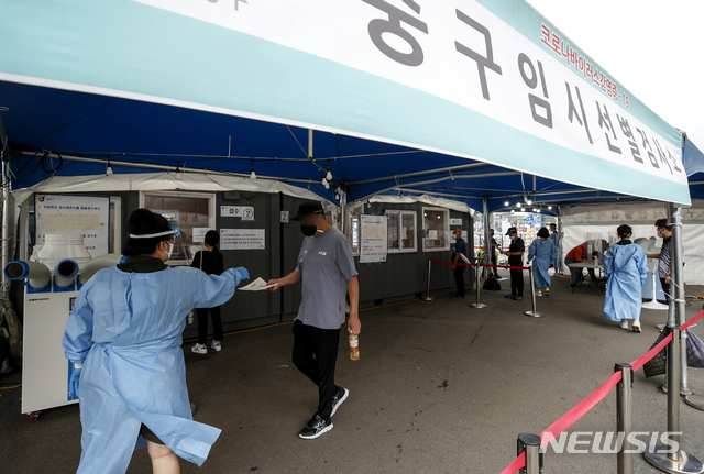 [서울=뉴시스] 정병혁 기자 = 0시 기준 코로나19 신규확진자가 1442명으로 집계된 1일 오전 서울역 광장에 설치된 중구임시선별검사소를 찾은 시민들이 코로나19 검사를 받기 위해 줄 서 있다. 2021.08.01. jhope@newsis.com