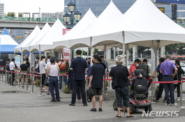 [서울=뉴시스] 정병혁 기자 = 0시 기준 코로나19 신규확진자가 1442명으로 집계된 1일 오전 서울역 광장에 설치된 중구임시선별검사소를 찾은 시민들이 코로나19 검사를 받기 위해 줄 서 있다. 2021.08.01. jhope@newsis.com