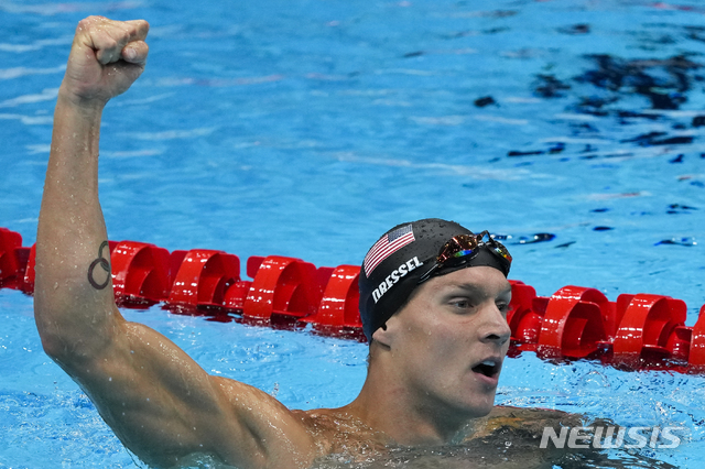 [도쿄=AP/뉴시스] 케일럽 드레슬(미국)이 지난 2021년 8월1일 오전 일본 도쿄 아쿠아틱스센터에서 벌어진 2020 도쿄올림픽 경영 남자 자유형 50m 결승에서 21초07을 기록, 금메달을 목에 건 뒤 기뻐하고 있다. 2021.08.01