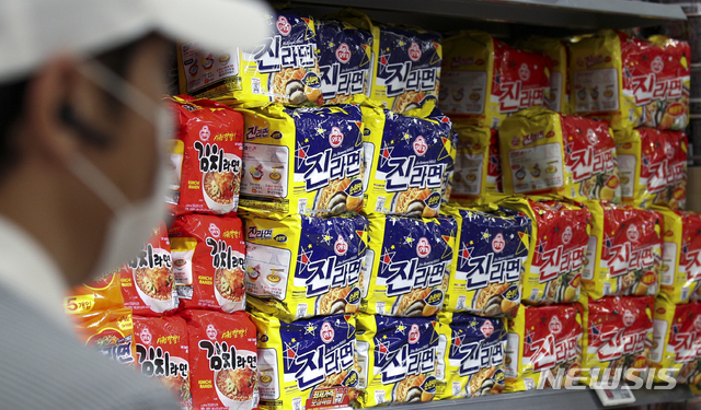 [서울=뉴시스] 정병혁 기자 = 오뚜기가 원재료 가격 인상과 지속적으로 상승세를 보이는 인건비, 물류비에 1일 부터 진라면 등 주요 라면 가격을 평균 11.9% 인상한다고 밝혔다. 사진은 1일 오전 서울시내 한 대형마트를 찾은 시민들이 라면을 고르고 있다. 2021.08.01. jhope@newsis.com