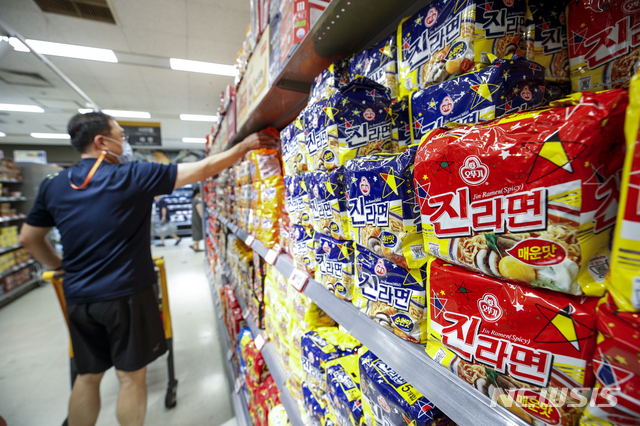 [서울=뉴시스] 서울 시내 한 대형마트를 찾은 시민들이 라면을 고르고 있다. photo@newsis.com